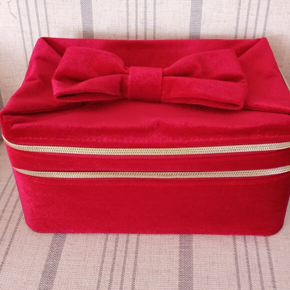 'Estee Lauder' Large Red Velvet Cosmetic Case NWOT - Picture 1 of 9